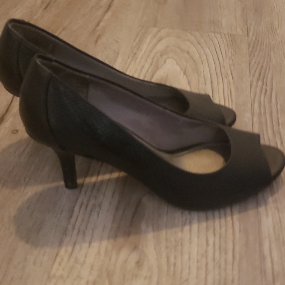 Size 6 lifestride open toe heels